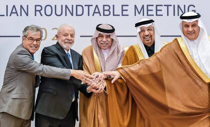 Luiz Inacio Lula da Silva, Presidente de Brasil, posa para las fotos en la sesión de clausura de la Mesa Redonda Brasil-Arabia Saudí en el Hotel Ritz-Carlton.