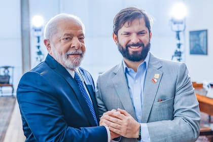 Luiz Inacio Lula da Silva, presidente de Brasil, saluda a Gabriel Boric, presidente de Chile, a su llegada a la Cumbre de América del Sur en el Palacio Itamaraty el 30 de mayo de 2023.