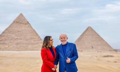 Luiz Inacio Lula da Silva y su mujer, Janja da Silva, en las pirámides en las afueras de El Cairo. (Ricardo STUCKERT / Brazilian Presidency / AFP) 
