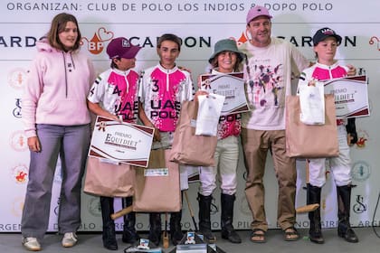 Luján Heguy y su tío Nachi Heguy, acompañaron en el podio a El Overo, finalista de la Potrillitos de Oro e integrado por Cristo Heguy, Feliciano Rapetti, Lucero Monteverde y Cosme Laulhé