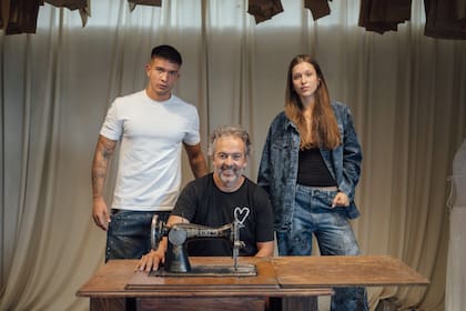 Luján junto a su papá, Santiago Saez, y su hermano Jerónimo. “Valoro muchísimo trabajar en familia”, cuenta
