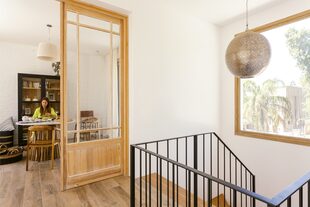 Luján trabaja en la mesa ‘Infinia’ con base de petiribí y tapa de mármol de Carrara; vitrina ‘Martin’ con interior de kiri y guatambú, y exterior de paraíso enchapado (ambos de Lolo & Co).