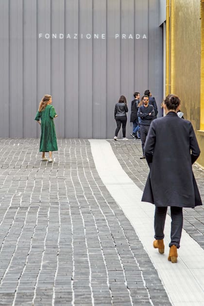 Lujo, misterio, silencio. El clima de la Fondazione Prada, en las afueras de Milán, bien captado por la cámara de Karp