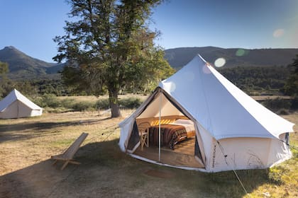 Lujo rústico. El Glamping está ubicado a orillas del río y desde allí es posible divisar el Lanín.
