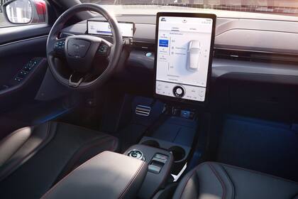 Lujo y tecnología. En el amplio habitáculo del Mustang Mach E se destaca la enorme touchscreen de 15,5" que concentra innumerables funciones