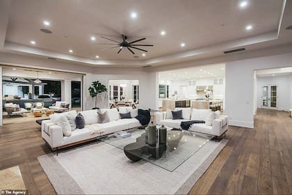 Lujos y más lujos: el living de concepto abierto se combina con el comedor, la cocina, y el espacio exterior con piscina