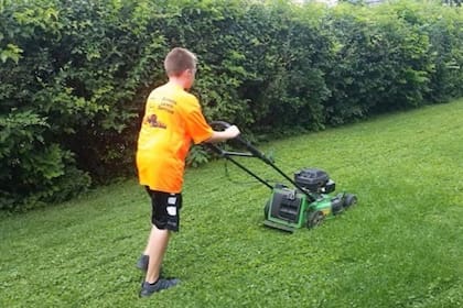 El joven puso en marcha su proyecto con distintas tareas para recaudar fondos, como cortar el pasto de todo el vecindario