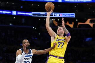 Luka Doncic brilla con actuaciones históricas de 40 puntos para iniciar la temporada con los Lakers