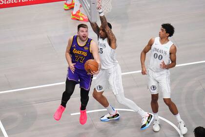 Luka Doncic contra los Dallas Mavericks, su exequipo (AP Foto/Julio Cortez)