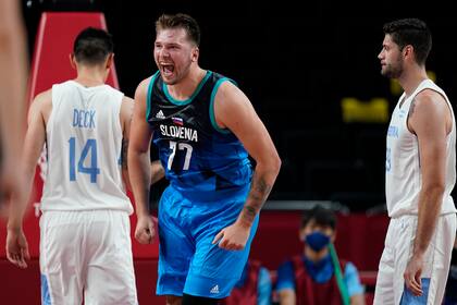 Luka Doncic festeja entre Gabriel Deck y Patricio Garino; fueron dos de los jugadores que intentaron detenerlo y no pudieron; Eslovenia le dio una paliza a la Argentina