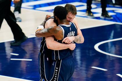 Luka Doncic y Kyrie Irving son las grandes figuras que tiene Dallas Mavericks y comandan su juego
