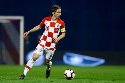 Luka Modric de Croacia controla el balón durante el partido de fútbol que clasifica para el Grupo E de la Eurocopa 2020 entre Croacia y Azerbaiyán en el estadio Maksimir en Zagreb