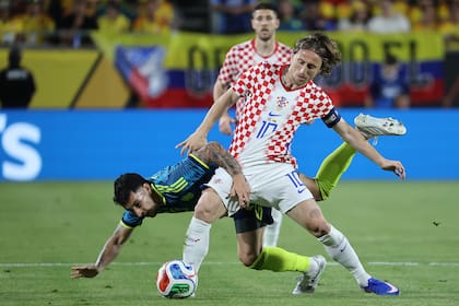 Luka Modric, en la lucha contra Gustavo Puerta en el reciente amistoso frente a Colombia