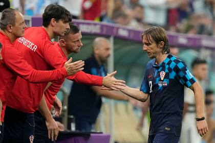 Luka Modric saluda a sus compañeros tras ser sustituido en la derrota ante Argentina; el experimentado ídolo croata poco pudo hacer en una caída contundente