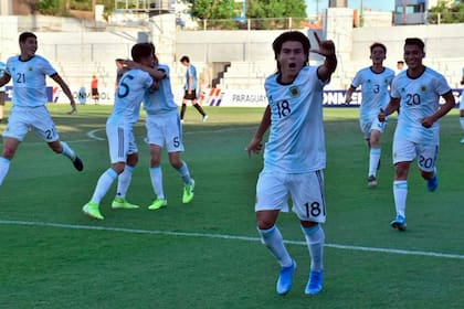 Luka Romero festeja con la selección argentina Sub 15 en 2019; metió un par de goles, ante Chile y Uruguay y fue subcampeón