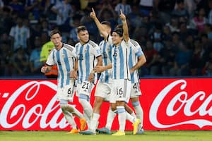 Bombos y trompetas, ataque de cinco jugadores, clasificación y ovación al futbolista del momento en Argentina