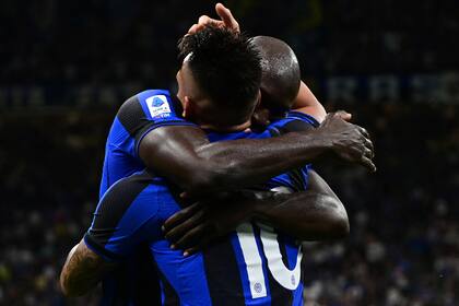 Lukaku abraza a Lautaro Martínez, la productiva dupla ofensiva de Inter