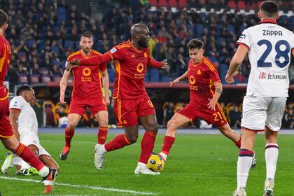 Lukaku deja pasar la pelota y Dybala define para marcar el primer gol de Roma en el 4-0 a Cagliari; "no estábamos contentos. De Rossi llegó y nos hizo sacar algo que teníamos dentro pero no expresábamos", comentó el cordobés.