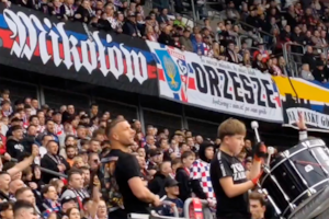 Una estrella del fútbol de Europa se convirtió en líder de la hinchada en Polonia mientras cumple tres fechas de suspensión