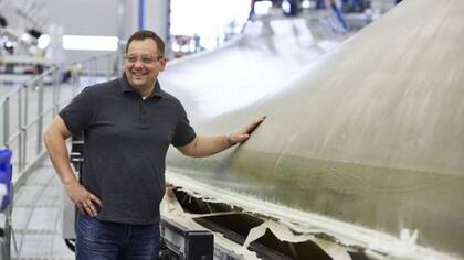 Lukasz Cejrowski, de LM Wind Power, posa con una de las enormes hélices fabricadas con materiales compuestos para que puedan ser flexibles y ligeras