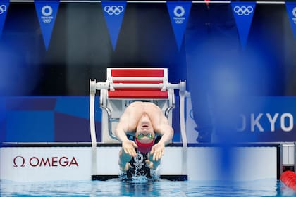 Luke Greenbank de Gran Bretaña, compite en la semifinal de 200m espalda