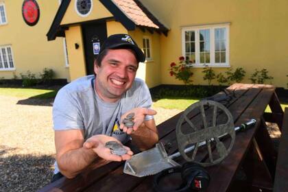 Luke Mahoney encontró lo que para él mismo fue "el tesoro más grande de mi vida" en el terreno trasero del pub de su pueblo