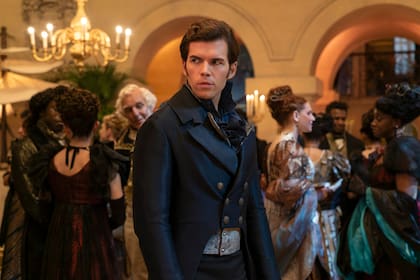 Luke Newton como Colin Bridgerton en uno de los episodios de Bridgerton.