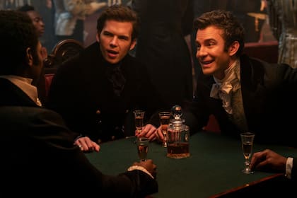 Luke Newton, Luke Thompson y Victor Alli en una escena de la tercera temporada de la serie