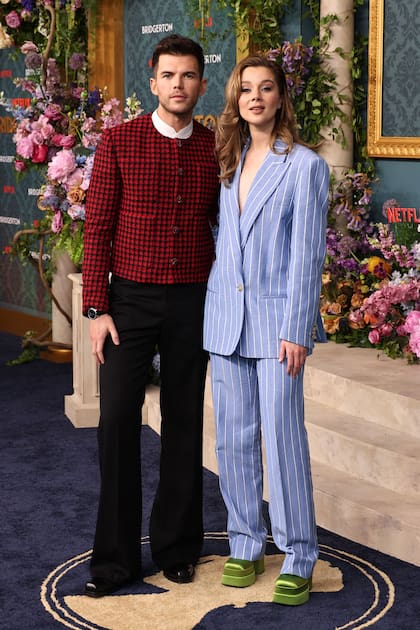Luke Newton y Claudia Jessie, Eloise en la serie, posan con sus mejores galas en la premiere de la tercera temporada de la serie en la que sus personajes entrarán en conflicto.