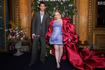 Luke Newton y Nicola Coughlan fueron los encargados de asistir a la premiere mundial de la segunda parte de la temporada 2 de Bridgerton en Toronto. Los cuatro captulos finales de este tramo se podrn ver en Netflix a partir del 13 de junio. Para la alfombra roja, los actores que le dan vida a Benedict Bridgerton y a Penelope Featherington decidieron engamar sus looks