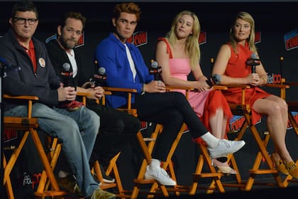 Luke Perry, siempre en el recuerdo: aquí, el fallecido actor en un panel de Riverdale de la Comic Con junto a Roberto Aguirre-Sacasa, KJ Apa, Lili Reinhart y Mädchen Amick