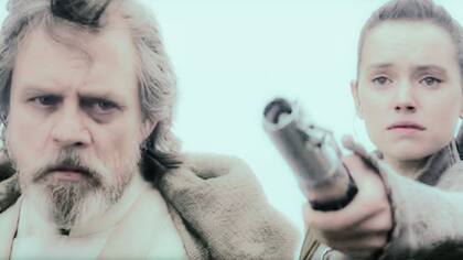 Luke y Rey, protagonistas de la última escena de El despertar de la fuerza