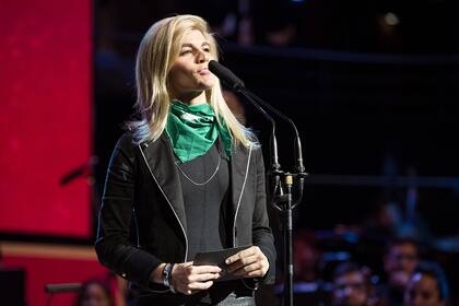 Lula Bertoldi, voz de Eruca Sativa, apoyando la legalización del aborto en el escenario de los Gardel, el martes 29 en el CCK