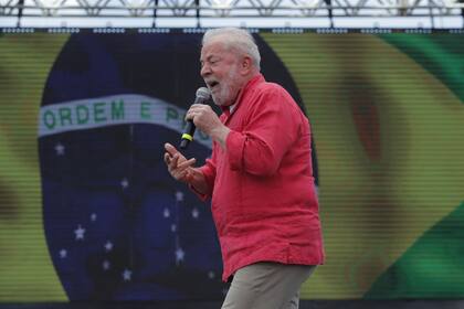 Lula brinda un discurso en uno de sus últimos actos de campaña. (Photo by CAIO GUATELLI / AFP)