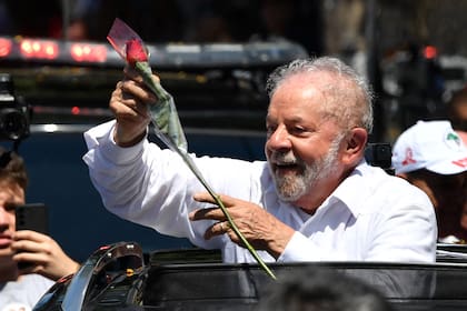 Lula con una rosa que recibió hoy, después de votar