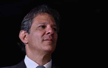 Lula contradijo al ministro de Economía, Fernando Haddad, y prorrogó la exención impositiva para los combustibles