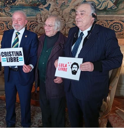 Lula da Silva con el cartel "Cristina Libre", en la embajada de Brasil en Buenos Aires, y junto a Adolfo Pérez Esquivel y Eduardo Valdés.
