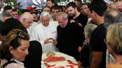 Lula Da Silva, conmovido en el funeral de su mujer