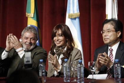 Lula da Silva, Cristina Fernández de Kirchner y Hiroshi Matsuda, embajador de Japón, en el acto en Bariloche en el que se oficializó el acuerdo por la TV digital