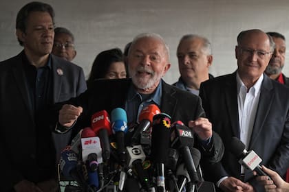 Lula da Silva, junto a su ministro de Hacienda, Fernando Haddad (izquierda). (ERNESTO BENAVIDES / AFP)