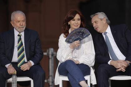 Lula da Silva, que se prepara para una intensa campaña, estuvo en la Plaza de Mayo junto a Cristina Kirchner y Alberto Fernández durante el acto del 10 de diciembre
