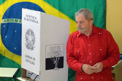 Lula da Silva vota y se muestra confiado en una victoria de Dilma