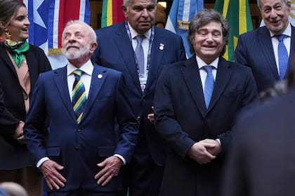 Lula da Silva y Javier Milei en la Cumbre del Mercosur en Buenos Aires, Argentina, el 3 de julio de 2025. (AP Foto/Natacha Pisarenko, Archivo)