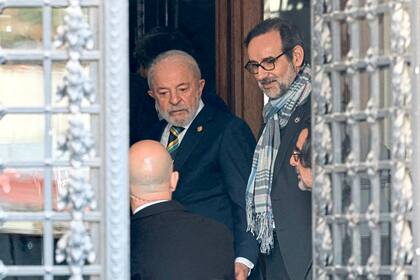 Lula en la salida del departamento de Cristina Kirchner