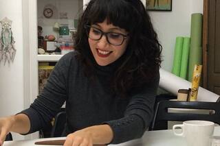 Es argentina, vive en Barcelona y creó un personaje que revoluciona Instagram