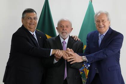 Lula junto al ministro de Justicia saliente, Flavio Dino (a la izquierda), y el entrante, Ricardo Lewandowski (a la derecha) (AP/Eraldo Peres)