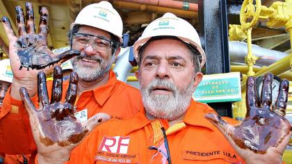 Lula muestra sus manos con petróleo, en una visita que hizo a una planta de Petrobras en 2008