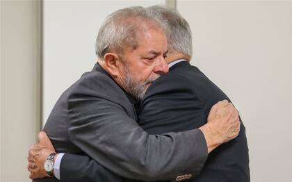 Luiz Inacio Lula da Silva se estrecha en un abrazo con Fernando Henrique Cardoso, su antecesor en la presidencia de Brasil