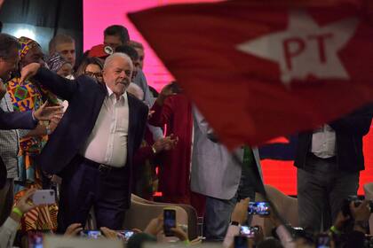 Lula saluda a sus seguidores durante el acto en San Pablo