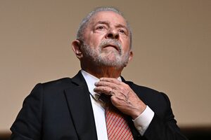 Lula suspende indefinidamente viaje a China por una neumonia